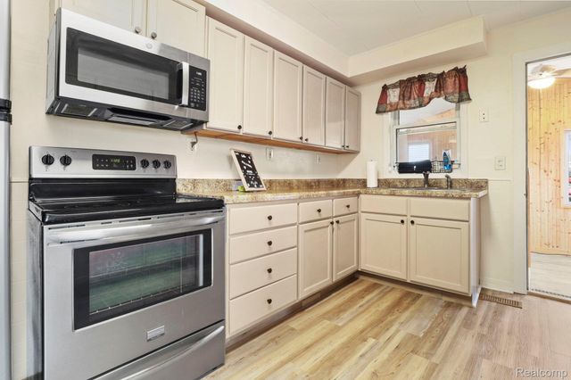 6077 Crown Point, Flint, MI 48506