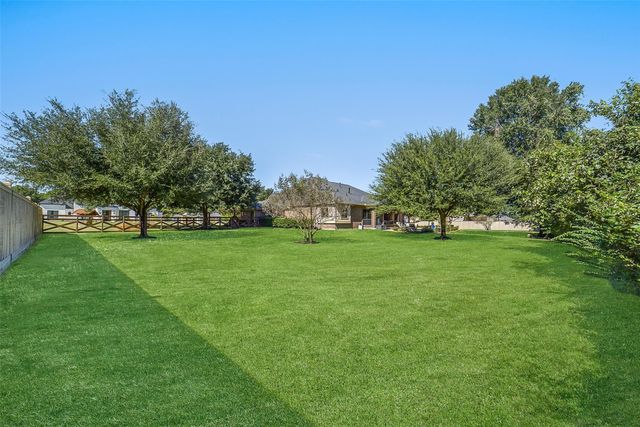 22114 Meadowhurst Circle E, Tomball, TX 77377
