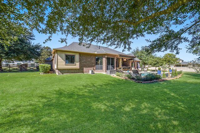 22114 Meadowhurst Circle E, Tomball, TX 77377