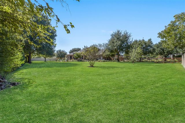 22114 Meadowhurst Circle E, Tomball, TX 77377