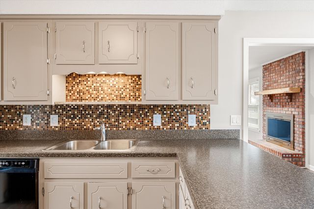 534 Brentwood Cir, Clarksville, TN 37042