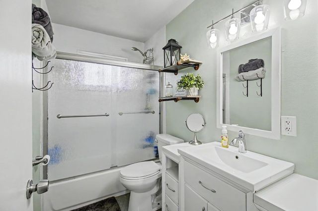 7039 Demaret Dr, Sacramento, CA 95822