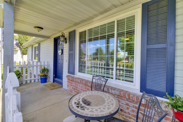 7039 Demaret Dr, Sacramento, CA 95822
