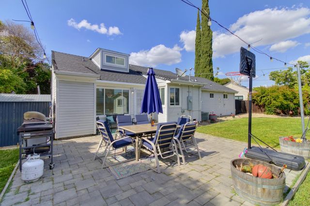 7039 Demaret Dr, Sacramento, CA 95822