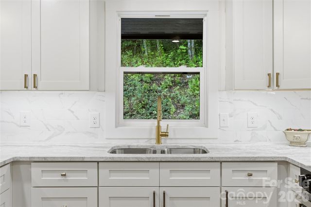 30 Top Of The Mountain Road, Hendersonville, NC 28739