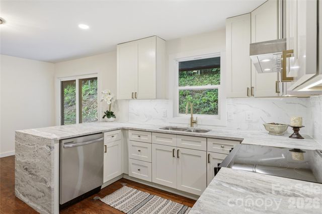 30 Top Of The Mountain Road, Hendersonville, NC 28739