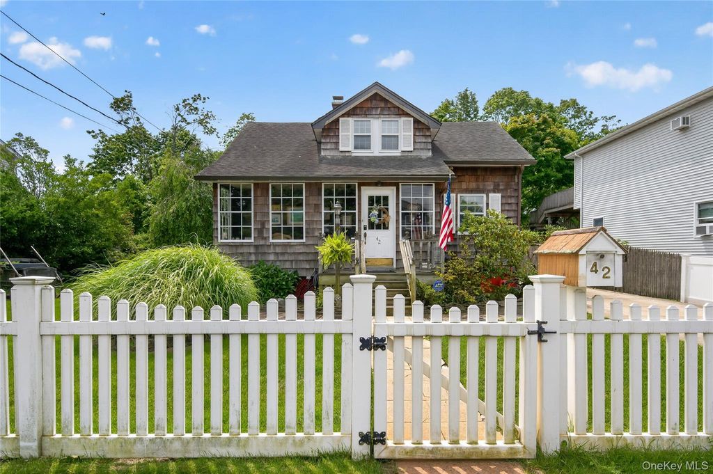 42 Cedar Street, Islip, NY 11751