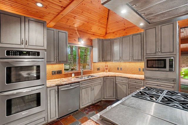 20 Crescent Hill, Grand Haven, MI 49417