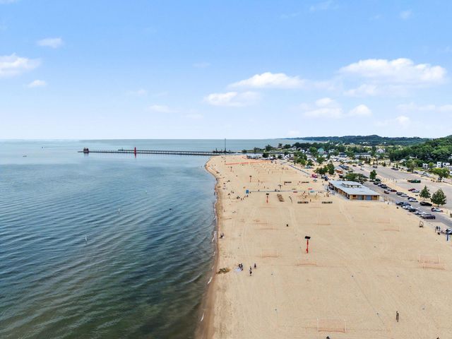 20 Crescent Hill, Grand Haven, MI 49417
