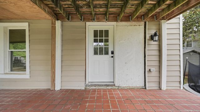 2 S Crest Road, Chattanooga, TN 37404
