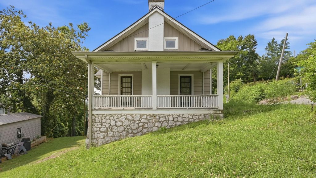 2 S Crest Road, Chattanooga, TN 37404