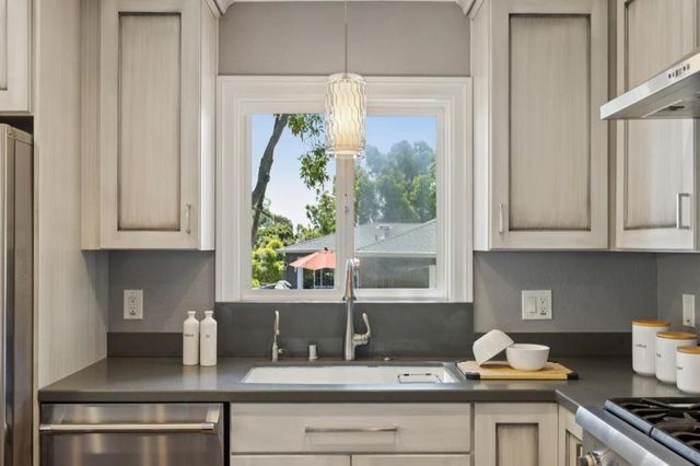 1085 Sunset Drive, San Carlos, CA 94070