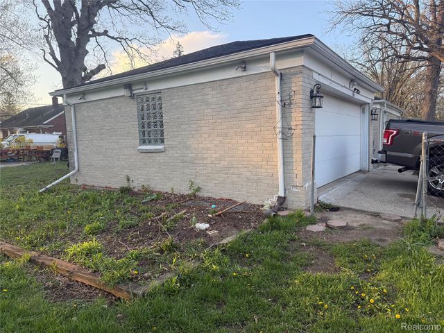 20088 Woodland Street, Harper Woods, MI 48225