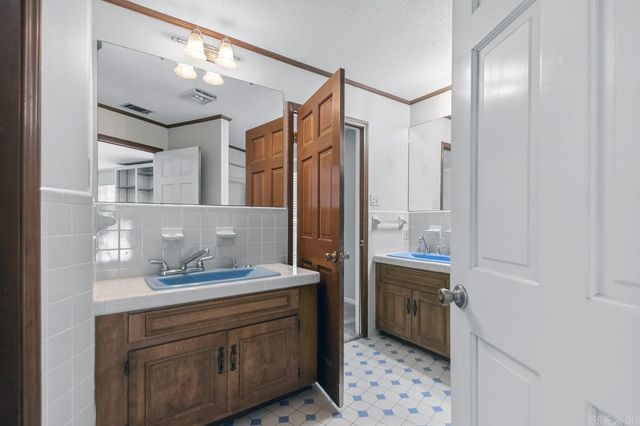 305 Cottonwood Drive, England, AR 72046