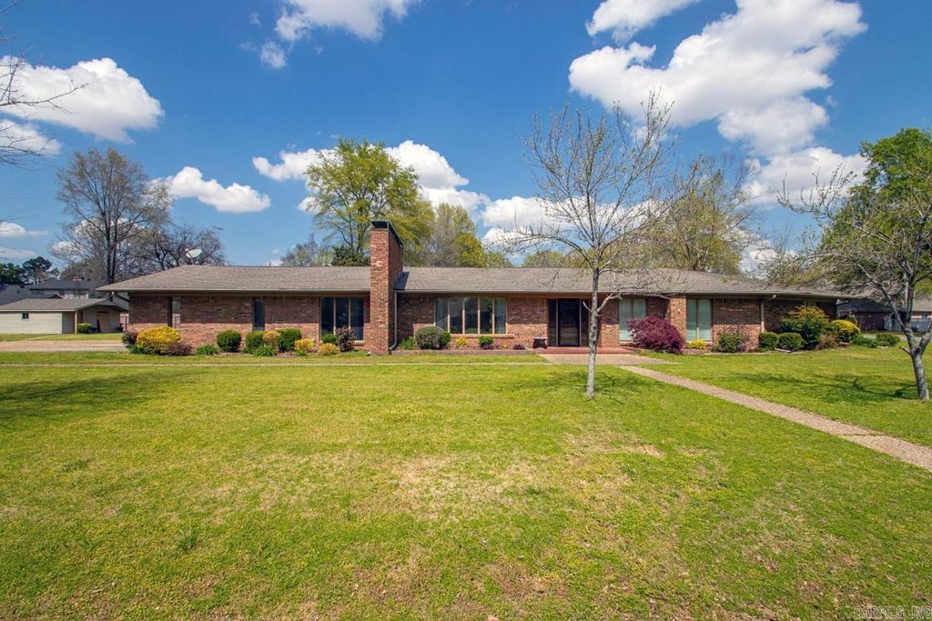 305 Cottonwood Drive, England, AR 72046