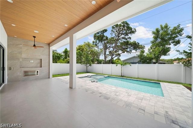 638 93rd AVE N, Naples, FL 34108