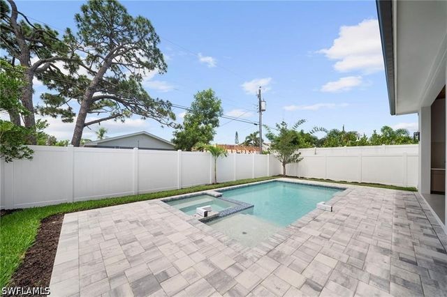 638 93rd AVE N, Naples, FL 34108