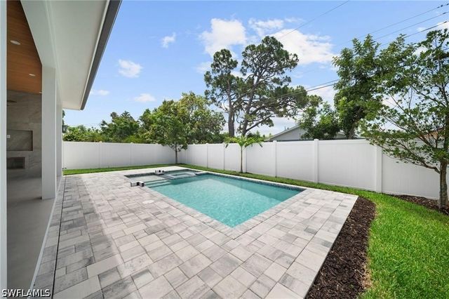 638 93rd AVE N, Naples, FL 34108