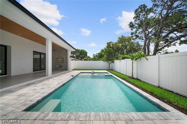 638 93rd AVE N, Naples, FL 34108