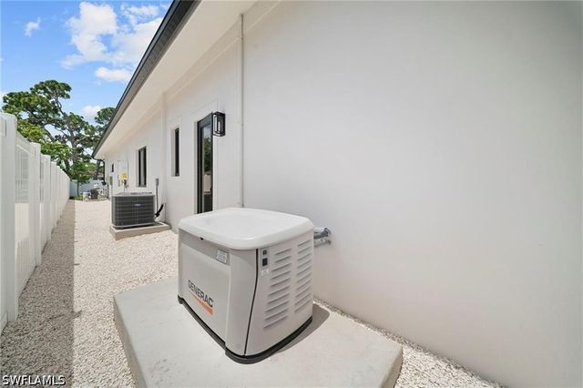 638 93rd AVE N, Naples, FL 34108