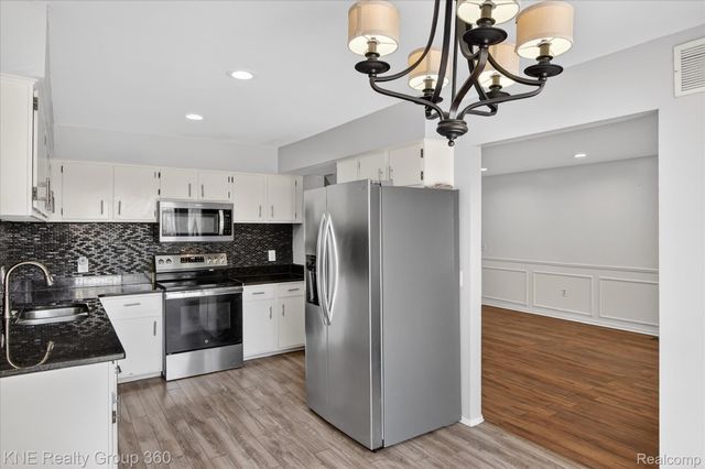 8092 Willow Lane, Warren, MI 48093