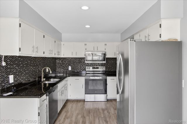 8092 Willow Lane, Warren, MI 48093