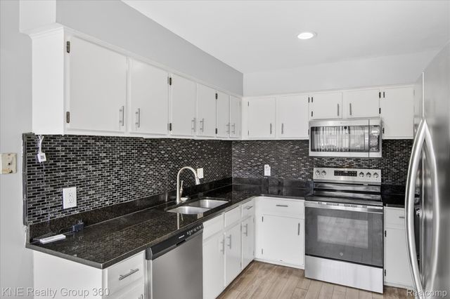 8092 Willow Lane, Warren, MI 48093