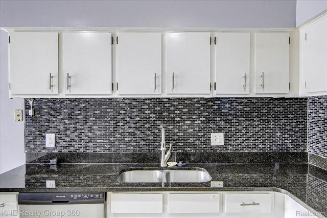 8092 Willow Lane, Warren, MI 48093