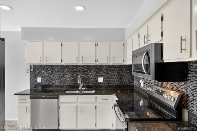 8092 Willow Lane, Warren, MI 48093