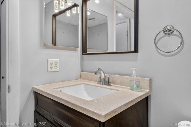 8092 Willow Lane, Warren, MI 48093