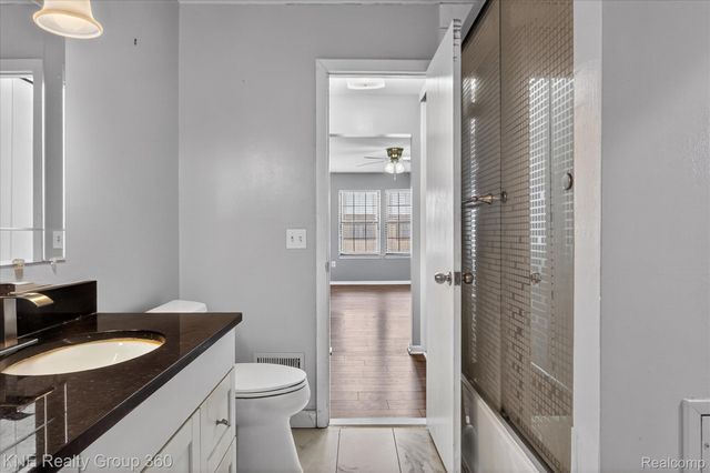 8092 Willow Lane, Warren, MI 48093