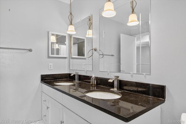 8092 Willow Lane, Warren, MI 48093