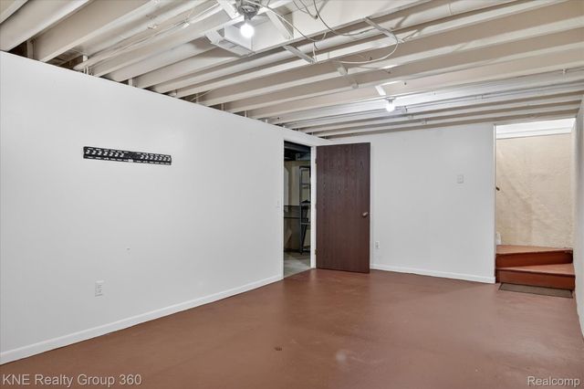 8092 Willow Lane, Warren, MI 48093