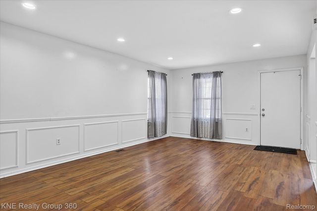 8092 Willow Lane, Warren, MI 48093