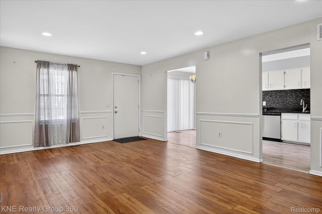 8092 Willow Lane, Warren, MI 48093