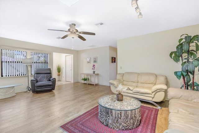 635 Centre Court SW 101, Vero Beach, FL 32962