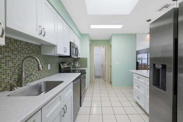 635 Centre Court SW 101, Vero Beach, FL 32962