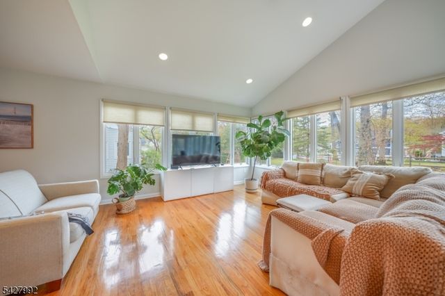 67 Woodbine Cir, New Providence Boro, NJ 07974