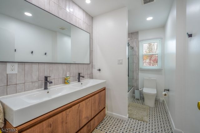 67 Woodbine Cir, New Providence Boro, NJ 07974