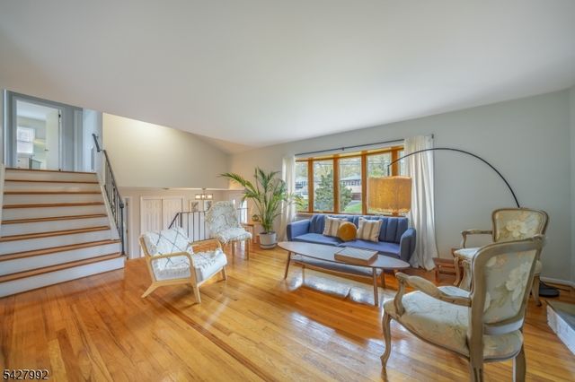 67 Woodbine Cir, New Providence Boro, NJ 07974