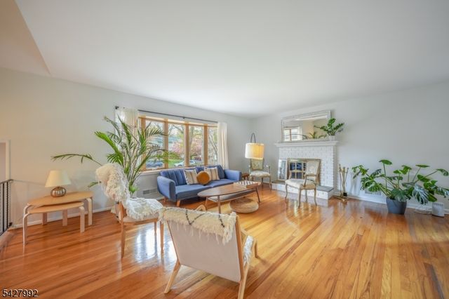 67 Woodbine Cir, New Providence Boro, NJ 07974