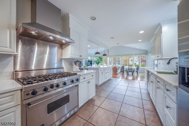 67 Woodbine Cir, New Providence Boro, NJ 07974