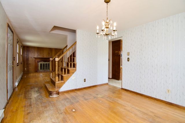 21 Carmel Ln, Agawam, MA 01030