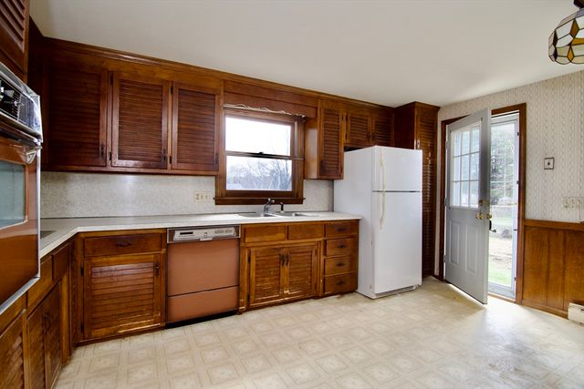 21 Carmel Ln, Agawam, MA 01030