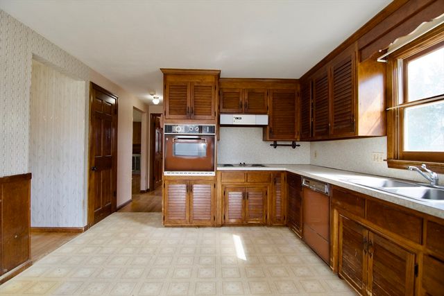 21 Carmel Ln, Agawam, MA 01030