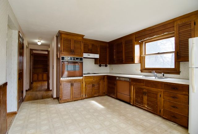 21 Carmel Ln, Agawam, MA 01030