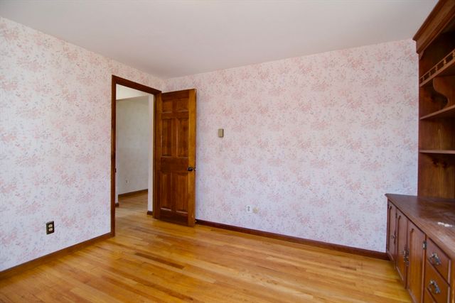 21 Carmel Ln, Agawam, MA 01030