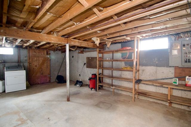 21 Carmel Ln, Agawam, MA 01030