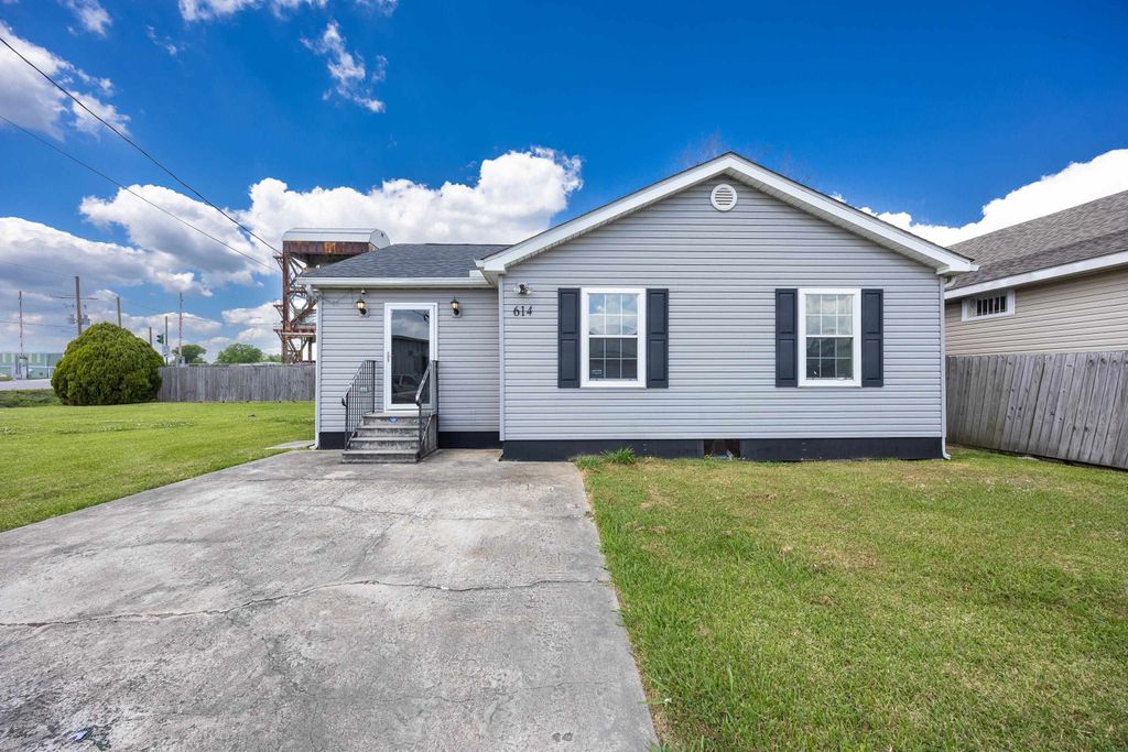 614 Lafourche St, Lockport, LA 70374
