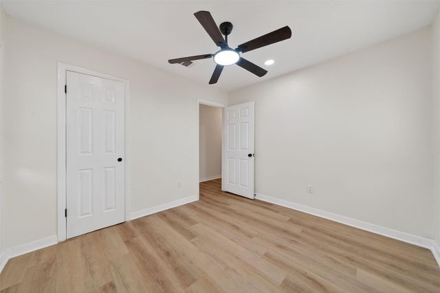 907 S 3rd Street, La Porte, TX 77571